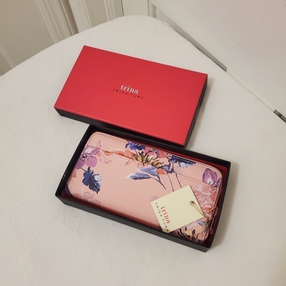 NWT Trina Turk Floral Zip close Accordian Wallet - Picture 7 of 7